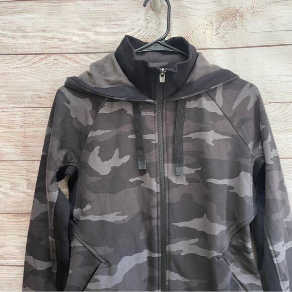 ATHLETA TRIUMPH CAMO HOODIE - Picture 3 of 6